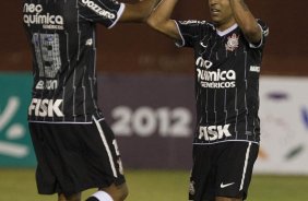 Elton comemora seu gol com Emerson que lhe deu o passe durante a partida Nacional/Paraguai x Corinthians/Brasil, no estádio Antônio Oddone Sarubbi, o 3 de Febrero, válida pelo returno da fase de classificação da Copa Libertadores 2012
