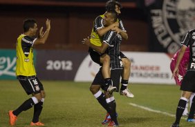 Elton comemora seu gol com Ramon e Douglas durante a partida Nacional/Paraguai x Corinthians/Brasil, no estdio Antnio Oddone Sarubbi, o 3 de Febrero, vlida pelo returno da fase de classificao da Copa Libertadores 2012