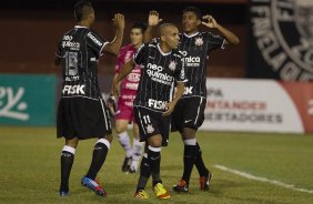 Elton Emersoson e Paulinho comemoram terceiro gol do Corinthians durante a partida Nacional/Paraguai x Corinthians/Brasil, no estdio Antnio Oddone Sarubbi, o 3 de Febrero, vlida pelo returno da fase de classificao da Copa Libertadores 2012