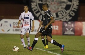 Elton faz o terceiro gol do Corinthians durante a partida Nacional/Paraguai x Corinthians/Brasil, no estdio Antnio Oddone Sarubbi, o 3 de Febrero, vlida pelo returno da fase de classificao da Copa Libertadores 2012