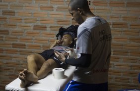 Emerson e Danilo Fernandes nos vestiários antes da partida Nacional/Paraguai x Corinthians/Brasil, no estádio Antônio Oddone Sarubbi, o 3 de Febrero, válida pelo returno da fase de classificação da Copa Libertadores 2012