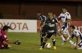 Emerson faz e comemora eu gol o segundo do Corinthians durante a partida Nacional/Paraguai x Corinthians/Brasil, no estdio Antnio Oddone Sarubbi, o 3 de Febrero, vlida pelo returno da fase de classificao da Copa Libertadores 2012