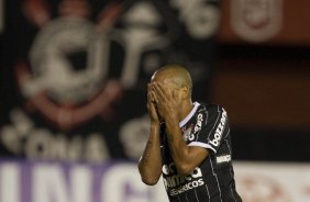 Emerson faz e comemora eu gol o segundo do Corinthians durante a partida Nacional/Paraguai x Corinthians/Brasil, no estdio Antnio Oddone Sarubbi, o 3 de Febrero, vlida pelo returno da fase de classificao da Copa Libertadores 2012