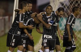 Emerson faz e comemora eu gol o segundo do Corinthians durante a partida Nacional/Paraguai x Corinthians/Brasil, no estádio Antônio Oddone Sarubbi, o 3 de Febrero, válida pelo returno da fase de classificação da Copa Libertadores 2012