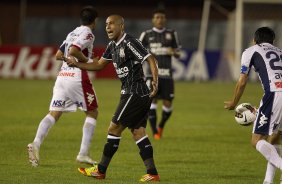 Emerson reclama do juiz durante a partida Nacional/Paraguai x Corinthians/Brasil, no estdio Antnio Oddone Sarubbi, o 3 de Febrero, vlida pelo returno da fase de classificao da Copa Libertadores 2012