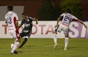 Entre Miranda(e) e Mazzacotte(d) Jorge Henriqur chuta e faz o gol do Corinthians durante a partida Nacional/Paraguai x Corinthians/Brasil, no estdio Antnio Oddone Sarubbi, o 3 de Febrero, vlida pelo returno da fase de classificao da Copa Libertadores 2012