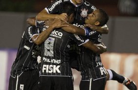 Fabio Santos comemora gol de Jorge Henrique durante a partida Nacional/Paraguai x Corinthians/Brasil, no estdio Antnio Oddone Sarubbi, o 3 de Febrero, vlida pelo returno da fase de classificao da Copa Libertadores 2012