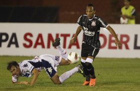 Gimenezes e Liedson durante a partida Nacional/Paraguai x Corinthians/Brasil, no estdio Antnio Oddone Sarubbi, o 3 de Febrero, vlida pelo returno da fase de classificao da Copa Libertadores 2012