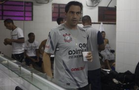 Imagem refletida no espelho de Chicão nos vestiários antes da partida Nacional/Paraguai x Corinthians/Brasil, no estádio Antônio Oddone Sarubbi, o 3 de Febrero, válida pelo returno da fase de classificação da Copa Libertadores 2012
