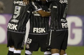Jorge Henrique (c) comemora seu gol durante a partida Nacional/Paraguai x Corinthians/Brasil, no estádio Antônio Oddone Sarubbi, o 3 de Febrero, válida pelo returno da fase de classificação da Copa Libertadores 2012