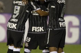 Jorge Henrique (c) comemora seu gol durante a partida Nacional/Paraguai x Corinthians/Brasil, no estdio Antnio Oddone Sarubbi, o 3 de Febrero, vlida pelo returno da fase de classificao da Copa Libertadores 2012