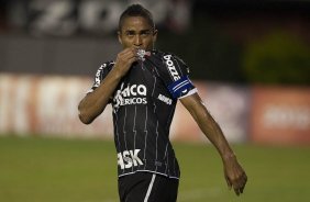 Jorge Henrique comemora seu gol durante a partida Nacional/Paraguai x Corinthians/Brasil, no estdio Antnio Oddone Sarubbi, o 3 de Febrero, vlida pelo returno da fase de classificao da Copa Libertadores 2012