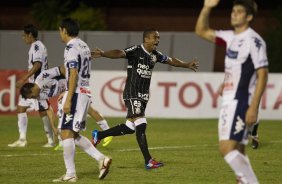 Jorge Henrique comemora seu gol durante a partida Nacional/Paraguai x Corinthians/Brasil, no estdio Antnio Oddone Sarubbi, o 3 de Febrero, vlida pelo returno da fase de classificao da Copa Libertadores 2012