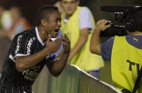 Jorge Henrique comemora seu gol durante a partida Nacional/Paraguai x Corinthians/Brasil, no estdio Antnio Oddone Sarubbi, o 3 de Febrero, vlida pelo returno da fase de classificao da Copa Libertadores 2012