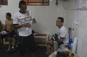 Liedson e Gilsinho nos vestirios antes da partida Nacional/Paraguai x Corinthians/Brasil, no estdio Antnio Oddone Sarubbi, o 3 de Febrero, vlida pelo returno da fase de classificao da Copa Libertadores 2012