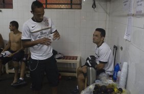 Liedson e Gilsinho nos vestiários antes da partida Nacional/Paraguai x Corinthians/Brasil, no estádio Antônio Oddone Sarubbi, o 3 de Febrero, válida pelo returno da fase de classificação da Copa Libertadores 2012
