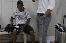 O gerente de futebol Edu Gaspar e Liedson nos vestiários antes da partida Nacional/Paraguai x Corinthians/Brasil, no estádio Antônio Oddone Sarubbi, o 3 de Febrero, válida pelo returno da fase de classificação da Copa Libertadores 2012