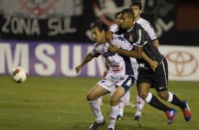 Orue e Elton durante a partida Nacional/Paraguai x Corinthians/Brasil, no estádio Antônio Oddone Sarubbi, o 3 de Febrero, válida pelo returno da fase de classificação da Copa Libertadores 2012