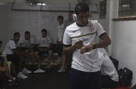 Paulinho nos vestirios antes da partida Nacional/Paraguai x Corinthians/Brasil, no estdio Antnio Oddone Sarubbi, o 3 de Febrero, vlida pelo returno da fase de classificao da Copa Libertadores 2012