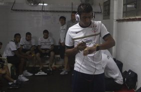 Paulinho nos vestiários antes da partida Nacional/Paraguai x Corinthians/Brasil, no estádio Antônio Oddone Sarubbi, o 3 de Febrero, válida pelo returno da fase de classificação da Copa Libertadores 2012