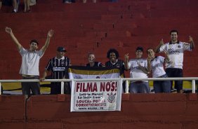 Torcida do Corinthians durante a partida Nacional/Paraguai x Corinthians/Brasil, no estdio Antnio Oddone Sarubbi, o 3 de Febrero, vlida pelo returno da fase de classificao da Copa Libertadores 2012