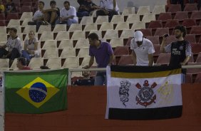 Torcida do Corinthians durante a partida Nacional/Paraguai x Corinthians/Brasil, no estdio Antnio Oddone Sarubbi, o 3 de Febrero, vlida pelo returno da fase de classificao da Copa Libertadores 2012