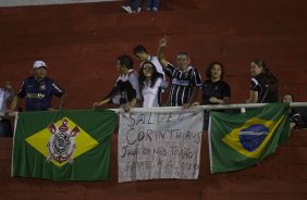 Torcida do Corinthians durante a partida Nacional/Paraguai x Corinthians/Brasil, no estdio Antnio Oddone Sarubbi, o 3 de Febrero, vlida pelo returno da fase de classificao da Copa Libertadores 2012