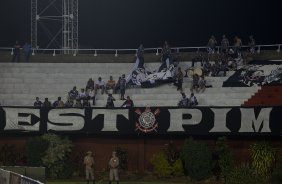 Torcida do Corinthians durante a partida Nacional/Paraguai x Corinthians/Brasil, no estdio Antnio Oddone Sarubbi, o 3 de Febrero, vlida pelo returno da fase de classificao da Copa Libertadores 2012