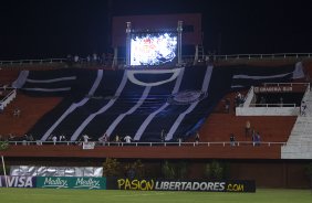 Torcida do Corinthians durante a partida Nacional/Paraguai x Corinthians/Brasil, no estdio Antnio Oddone Sarubbi, o 3 de Febrero, vlida pelo returno da fase de classificao da Copa Libertadores 2012