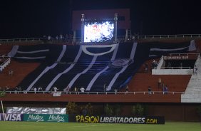 Torcida do Corinthians durante a partida Nacional/Paraguai x Corinthians/Brasil, no estádio Antônio Oddone Sarubbi, o 3 de Febrero, válida pelo returno da fase de classificação da Copa Libertadores 2012