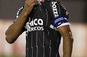 Jorge Henrique comemora seu gol durante a partida Nacional/Paraguai x Corinthians/Brasil, no estádio Antônio Oddone Sarubbi, o 3 de Febrero, válida pelo returno da fase de classificação da Copa Libertadores 2012
