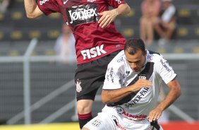 Chico do Corinthians disputa a bola com o jogador Roger da Ponte Preta durante partida vlida pelo Campeonato Paulista realizado no estdio Moiss Lucarelli