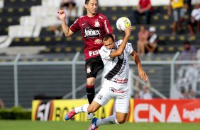 Chico do Corinthians disputa a bola com o jogador Roger da Ponte Preta durante partida vlida pelo Campeonato Paulista realizado no estdio Moiss Lucarelli