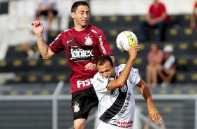 Chico do Corinthians disputa a bola com o jogador Roger da Ponte Preta durante partida vlida pelo Campeonato Paulista realizado no estdio Moiss Lucarelli