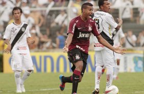 Elton do Corinthians disputa a bola com o jogador Gerson da Ponte Preta durante partida vlida pelo Campeonato Paulista realizado no estdio Moiss Lucarelli