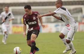 Gilsinho do Corinthians disputa a bola com o jogador Renan da Ponte Preta durante partida vlida pelo Campeonato Paulista realizado no estdio Moiss Lucarelli