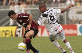 Gilsinho do Corinthians disputa a bola com o jogador Renan da Ponte Preta durante partida vlida pelo Campeonato Paulista realizado no estdio Moiss Lucarelli