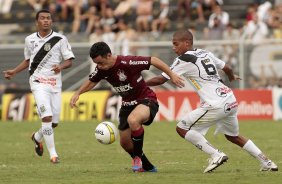 Gilsinho do Corinthians disputa a bola com o jogador Renan da Ponte Preta durante partida vlida pelo Campeonato Paulista realizado no estdio Moiss Lucarelli