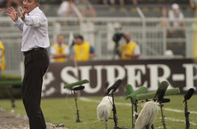 O tcnico Tite do Corinthians durante partida vlida pelo Campeonato Paulista realizado no estdio Moiss Lucarelli
