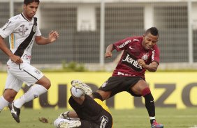 Vitor Junior do Corinthians disputa a bola com o goleiro Bruno da Ponte Preta durante partida vlida pelo Campeonato Paulista realizado no estdio Moiss Lucarelli