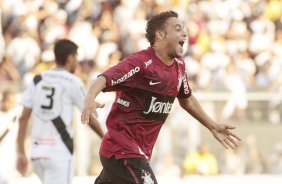 Weldinho do Corinthians comemora aps marca gol contra a equipe da Ponte Preta durante partida vlida pelo Campeonato Paulista realizado no estdio Moiss Lucarelli