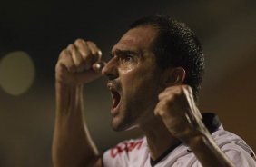 Danilo comemora seu gol durante a partida entre Corinthians/Brasil x Deportivo Tachira/Venezuela, realizada esta noite no estdio do Pacaembu, ultimo jogo da fase de classificao da Copa Libertadores de Amrica 2012