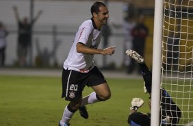 Danilo comemora seu gol durante a partida entre Corinthians/Brasil x Deportivo Tachira/Venezuela, realizada esta noite no estdio do Pacaembu, ultimo jogo da fase de classificao da Copa Libertadores de Amrica 2012