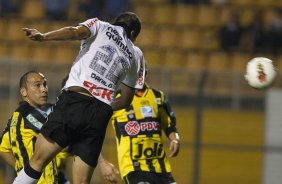 Danilo faz seu gol durante a partida entre Corinthians/Brasil x Deportivo Tachira/Venezuela, realizada esta noite no estdio do Pacaembu, ultimo jogo da fase de classificao da Copa Libertadores de Amrica 2012