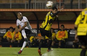 Emerson e Angel comemora seu gol durante a partida entre Corinthians/Brasil x Deportivo Tachira/Venezuela, realizada esta noite no estdio do Pacaembu, ultimo jogo da fase de classificao da Copa Libertadores de Amrica 2012