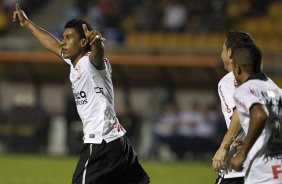 Paulinho comemora seu gol durante a partida entre Corinthians/Brasil x Deportivo Tachira/Venezuela, realizada esta noite no estdio do Pacaembu, ultimo jogo da fase de classificao da Copa Libertadores de Amrica 2012