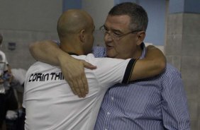 Alessandro abraca o presidente Mario Gobbi nos vestirios antes da partida entre Emelec, de Guayaquil/Ecuador x Corinthians, realizada esta noite no estdio George Capwell, jogo de ida vlido pelas oitavas de final da Copa Libertadores da Amrica 2012. Quayaquil - Equador - 02/05/2012