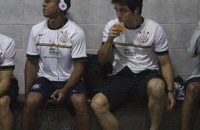 Jorge Henrique e Willian nos vestirios antes da partida entre Emelec, de Guayaquil/Ecuador x Corinthians, realizada esta noite no estdio George Capwell, jogo de ida vlido pelas oitavas de final da Copa Libertadores da Amrica 2012. Quayaquil - Equador - 02/05/2012