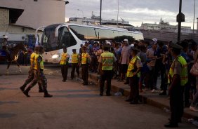 Onibus do Corinthians chega aos vestirios antes da partida entre Emelec, de Guayaquil/Ecuador x Corinthians, realizada esta noite no estdio George Capwell, jogo de ida vlido pelas oitavas de final da Copa Libertadores da Amrica 2012. Quayaquil - Equador - 02/05/2012