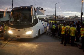 Onibus do Corinthians chega aos vestirios antes da partida entre Emelec, de Guayaquil/Ecuador x Corinthians, realizada esta noite no estdio George Capwell, jogo de ida vlido pelas oitavas de final da Copa Libertadores da Amrica 2012. Quayaquil - Equador - 02/05/2012